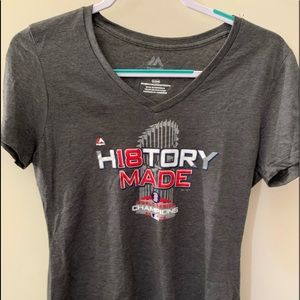 Fitted V-neck T-shirt